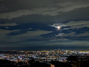 Epic Views! Hollywood Hills SkyVilla: Crow's Nest